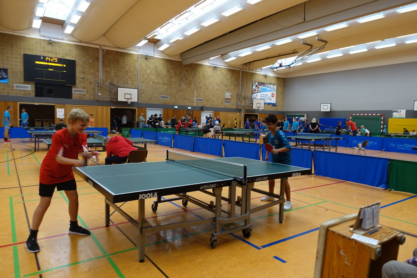 Die Heinrich-Böll-Schule als Mittelpunkt der Tischtennisspiele