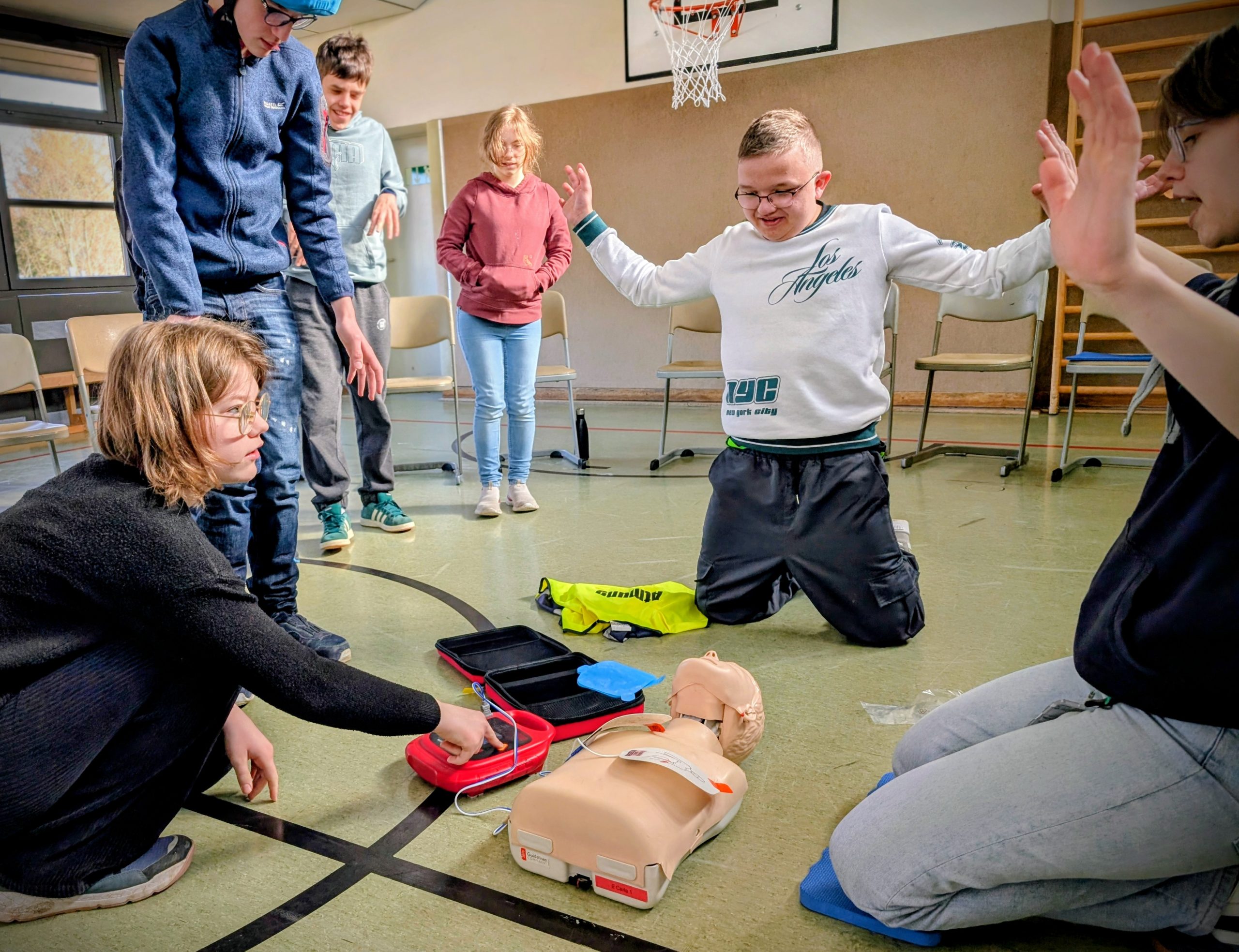 Schüler üben sich in Erster Hilfe